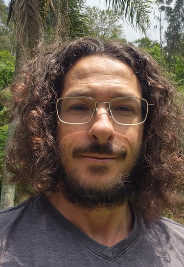 Fabio Theoto Rocha Graduação em Linguística pelo IEL da UNICAMP e Doutorado em Ciências pela Patologia da Faculdade de Medicina da USP. Pesquisador em: um programa de Desenvolvimento Científico e Tecnológico Regional em Sergipe, com o Instituto de Pesquisa em Tecnologia e Inovação; Departamento de Engenharia Elétrica - FEI; Centre for Neuroscience in Education - Universidade de Cambridge; Departamento de Psicobiologia - UNIFESP. Professor visitante do Centro de Matemática, Computação e Cognição - UFABC.